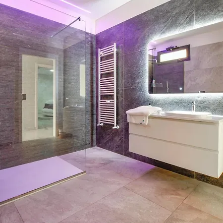 Beautiful In With Outdoor Swimming Pool *